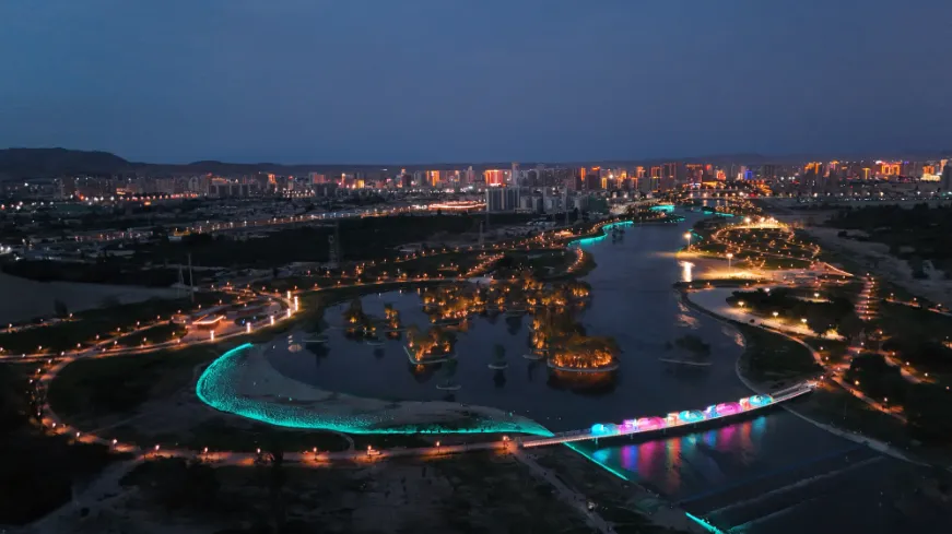 PG电子平台：库尔勒：孔雀河夜景亮化工程扮“靓”城市之夜(图1)