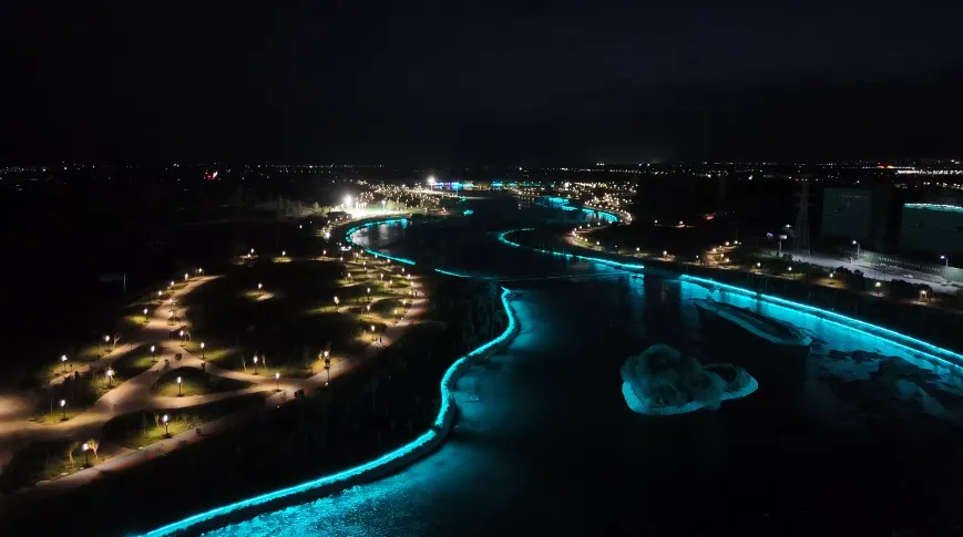 PG电子平台：库尔勒：孔雀河夜景亮化工程扮“靓”城市之夜(图2)