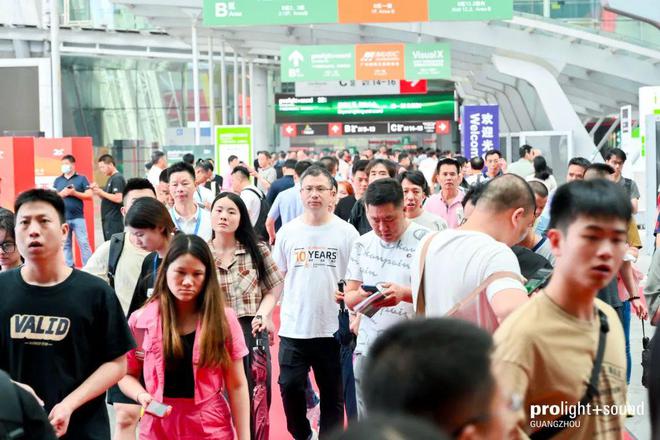 PG电子科技：直击现场！2024广州展灯光灯控、娱乐设备及舞台周边精彩盛况(图1)