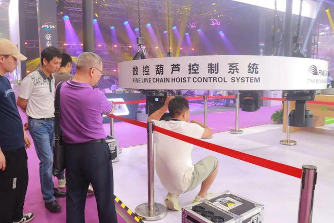 PG电子科技：直击现场！2024广州展灯光灯控、娱乐设备及舞台周边精彩盛况(图10)