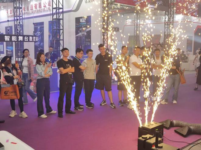 PG电子科技：直击现场！2024广州展灯光灯控、娱乐设备及舞台周边精彩盛况(图75)