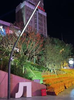 南京路步行街世纪广场景观照明上新科技感十足(图1)