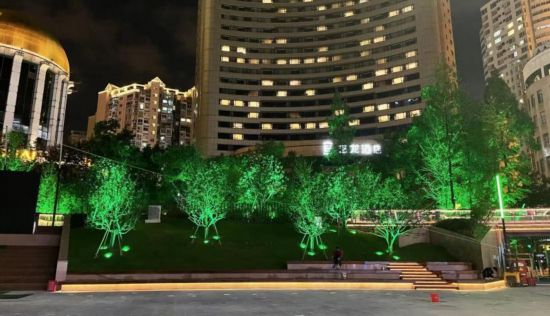 南京路步行街世纪广场景观照明上新科技感十足(图3)