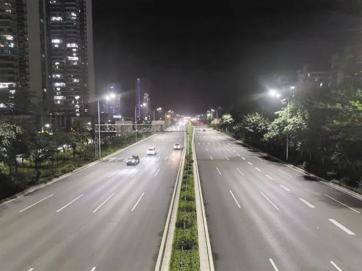 路灯焕新升级“夜南宁”更亮更节能南宁市城市照明节能改造工程通过验收每年可节省电费约1600万元(图1)