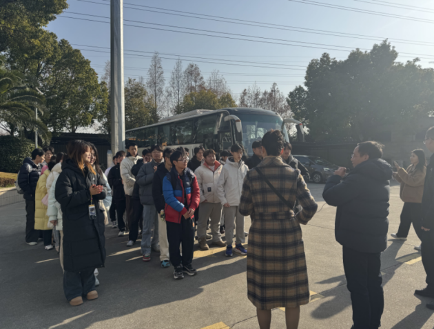 PG电子科技：理论照进现实：80名学子走进三思照明点亮实践灯塔(图1)