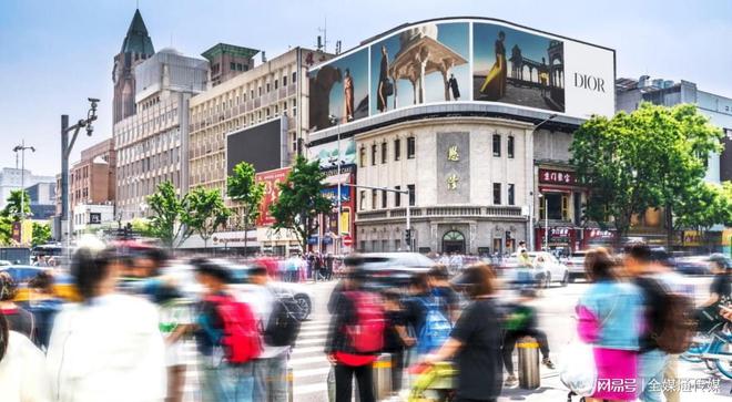 北京王府井步行街户外LED广告投放北京大屏广告价格(图2)