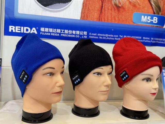 戴上帽子能知心跳、播放靓照的LED书包、芳香手套散发花香“中国智造”展现中国产能升级的澎湃动能(图4)