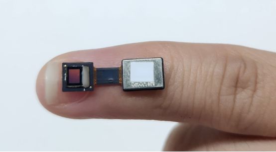 120万nits鸿石智能发布混合堆叠全彩MicroLED(图2)