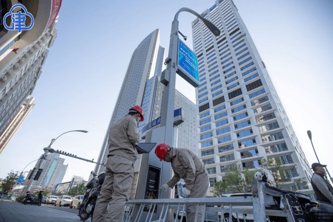 天津友谊北路更换59基智慧路灯增LED灯杆屏与扫码阅读手机版(图1)