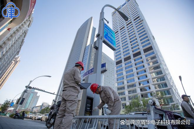 PG电子平台：友谊北路更换59基智慧路灯增LED屏与监测设备(图1)