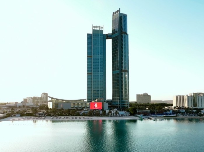 PG电子科技：阿布扎比NationTowersMall丨元亨户外高耐候大屏征服地标级场景(图1)