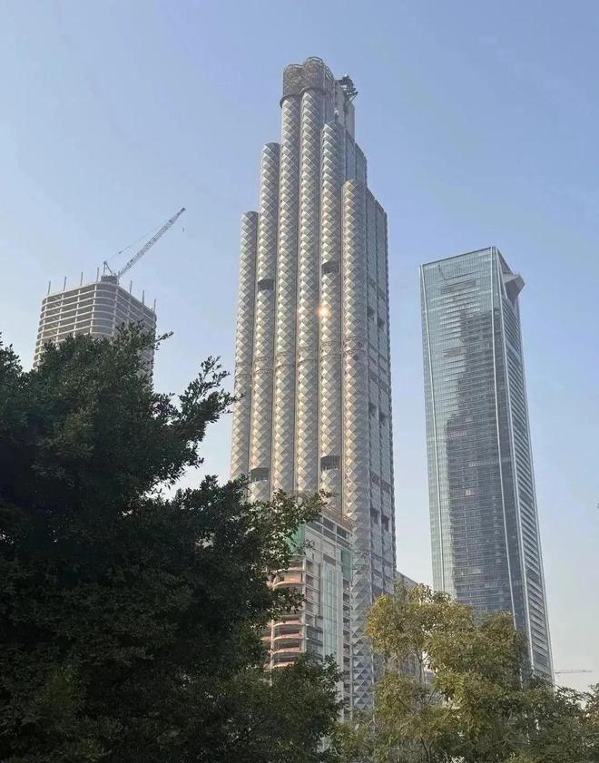 PG电子平台：深圳又有2大新地标来了！388米正式亮灯；“湾区之眼”精彩亮相巴黎！(图1)