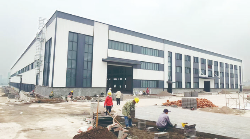 总体形象进度超90%预计明年5月建成投产万州智能照明灯饰配件生产项目一期厂房完工(图1)